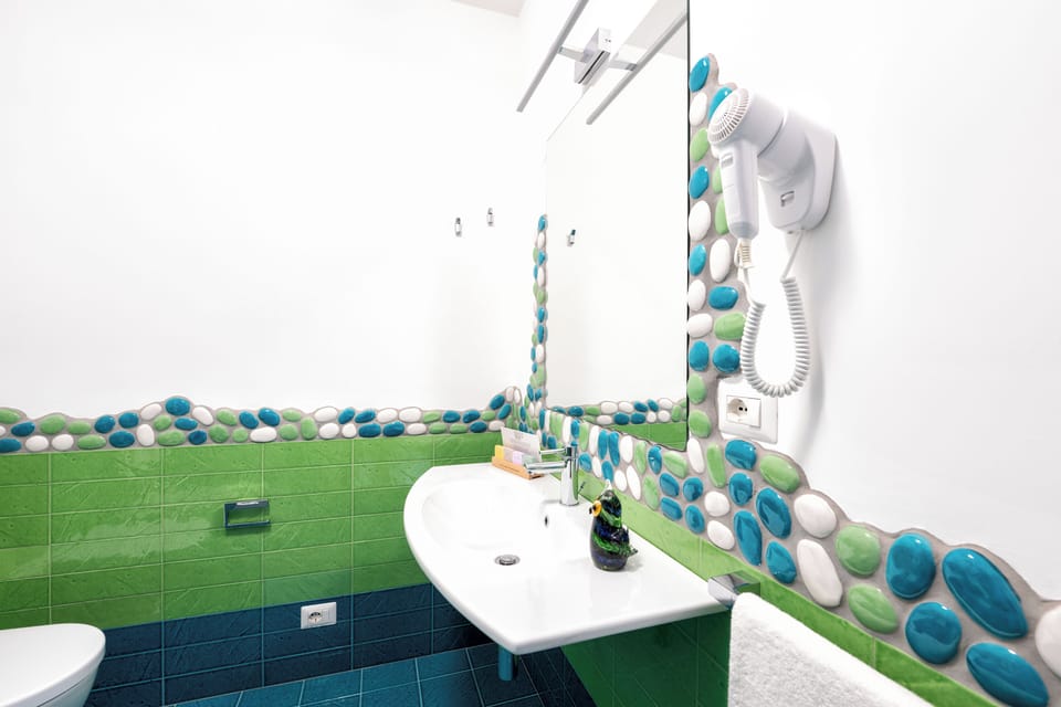 Shower, free toiletries, hair dryer, bidet