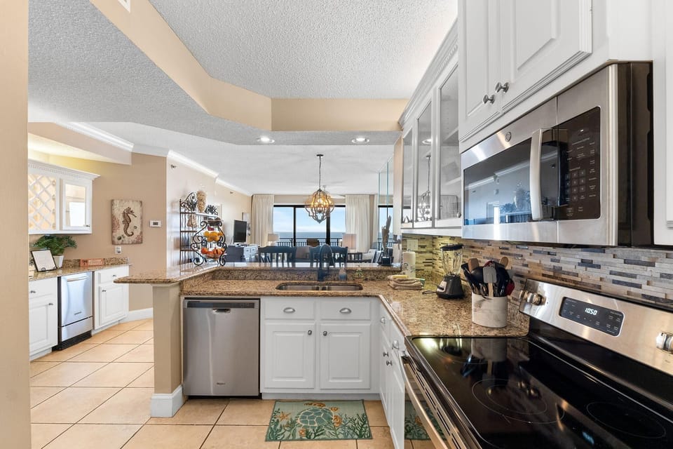 Condo, Multiple Beds (Seachase 704W) | Private kitchen | Oven, toaster, paper towels