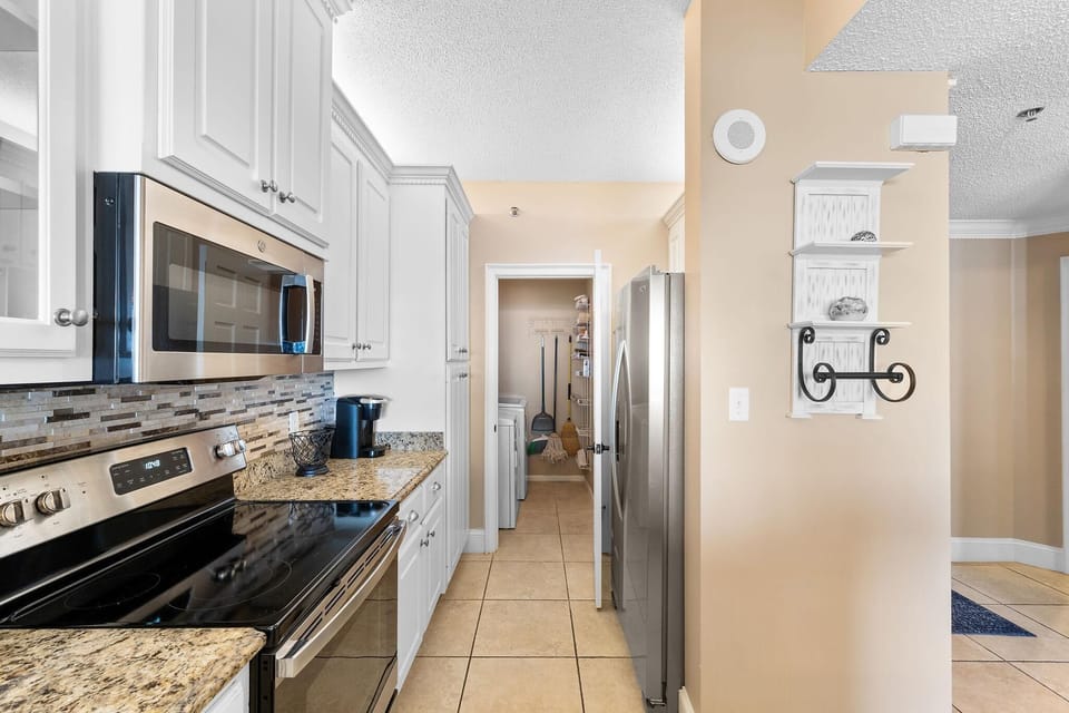 Condo, Multiple Beds (Seachase 704W) | Private kitchen | Oven, toaster, paper towels