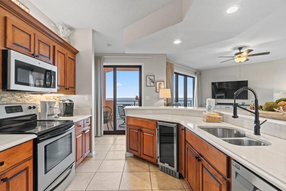 Condo, Multiple Beds (Seachase 1102W) | Private kitchen | Oven, toaster, paper towels
