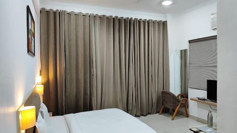 Deluxe Double Room, Lake View | Desk, laptop workspace, free WiFi