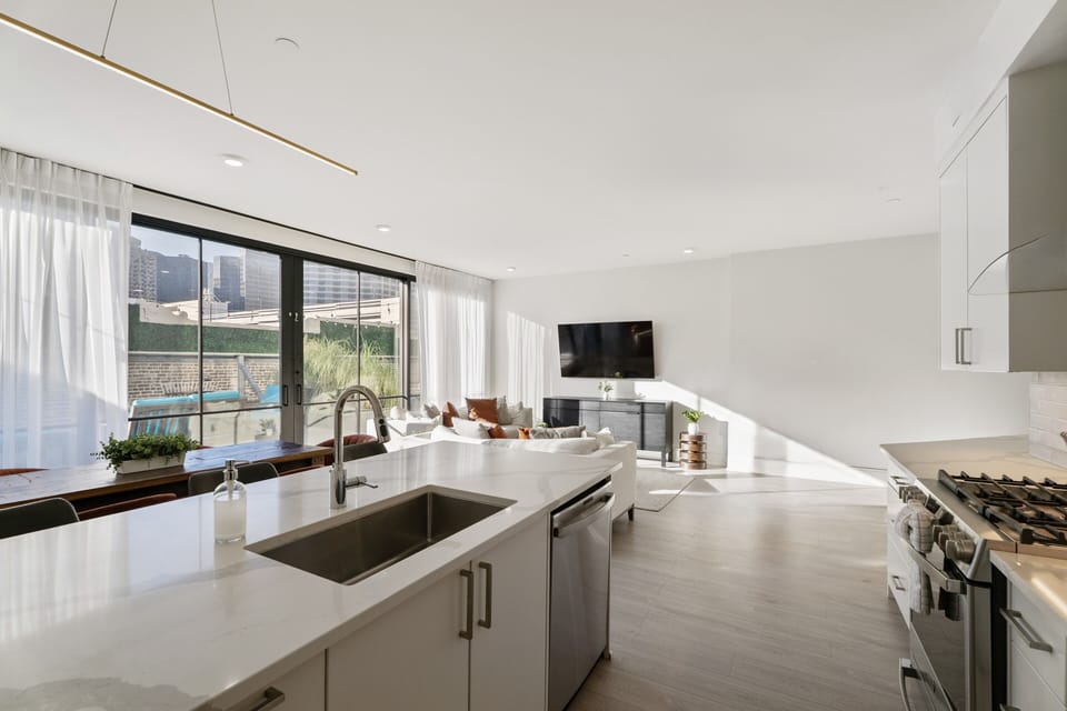 Full-size fridge, microwave, oven, stovetop