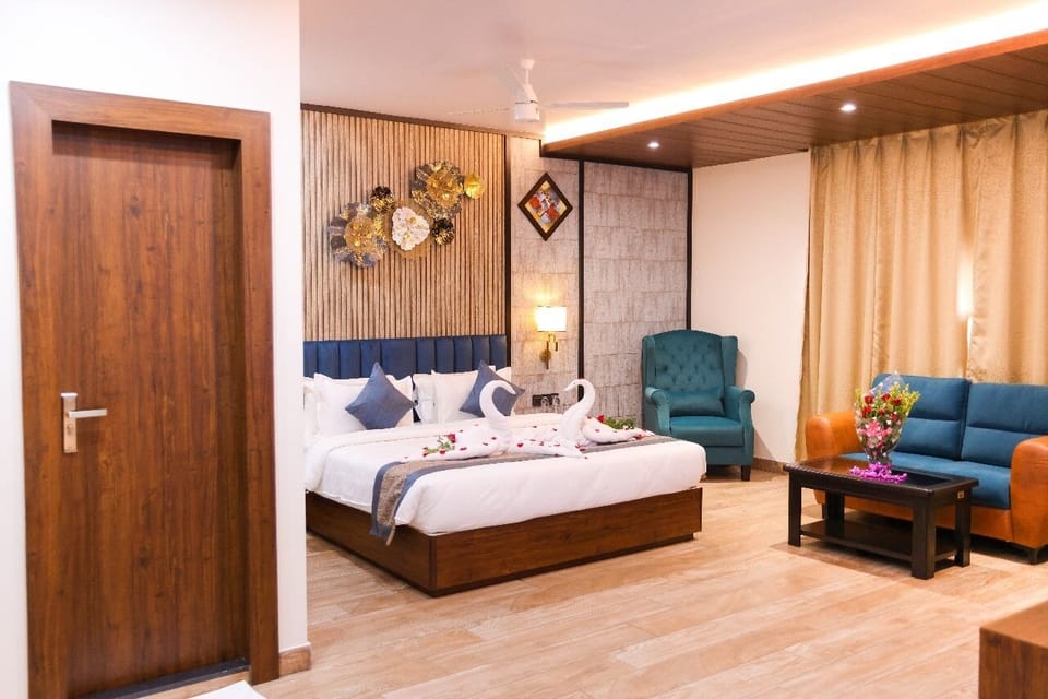 Superior Room, 1 King Bed | Living area | Printers