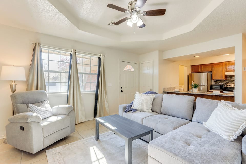 Living Room | Free WiFi | Smart TV | Queen Sleeper Sofa