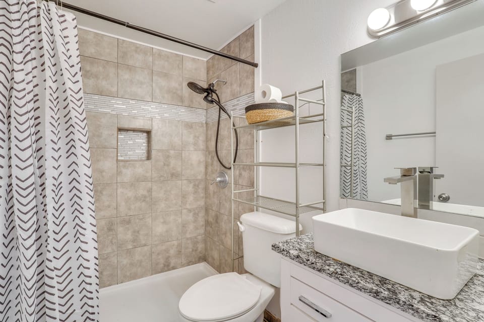 Full Bathroom | 2nd Floor | Towels & Complimentary Toiletries Provided