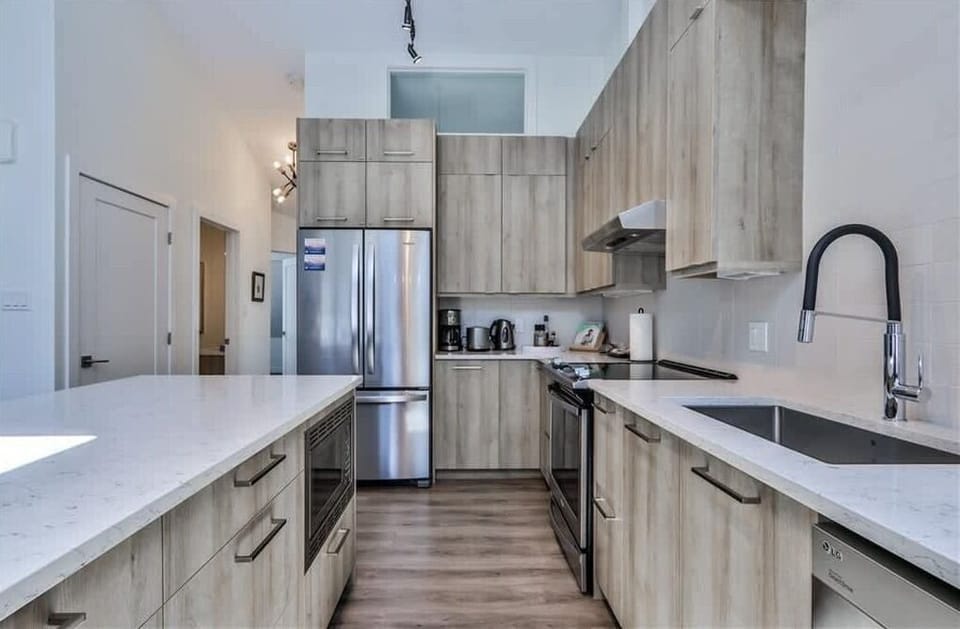 Fully stocked Kitchen with Soda Stream and cooking essentials.