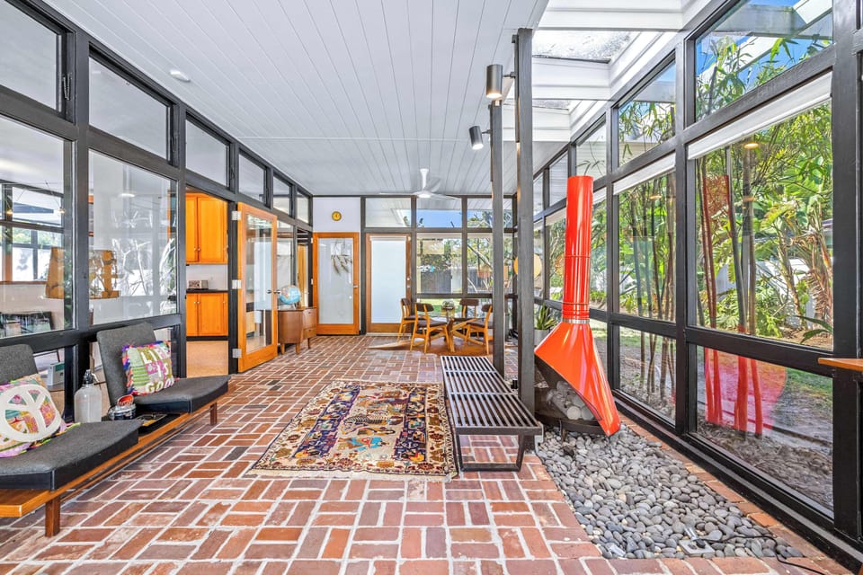 Entry lounge