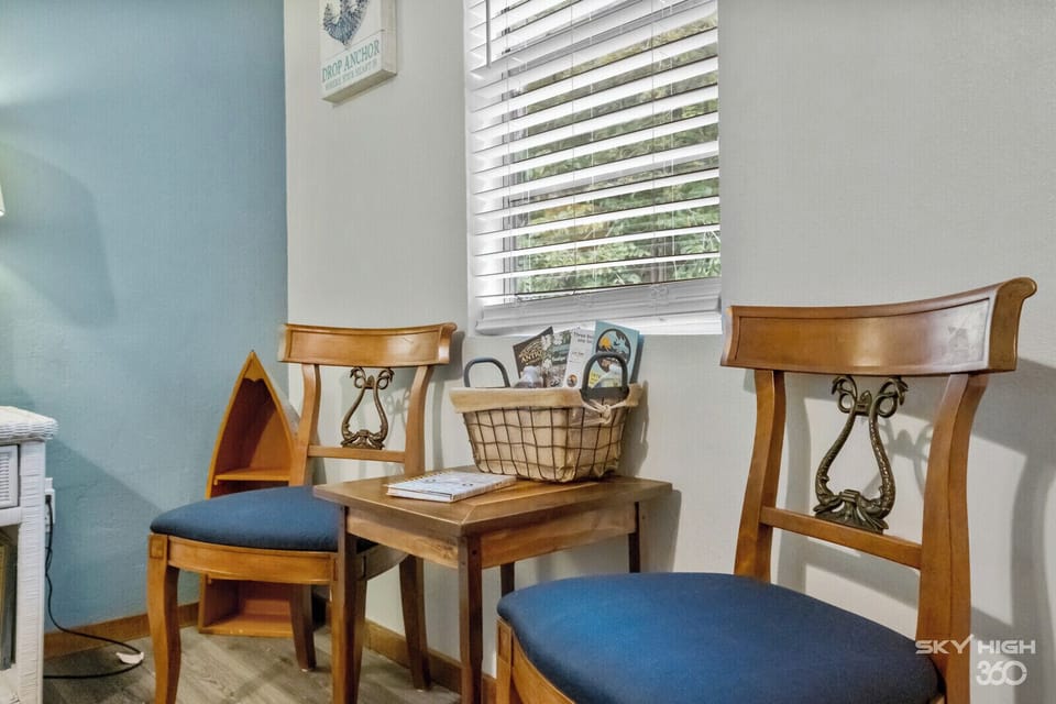 Quadruple Room, Hill View | Living area | TV