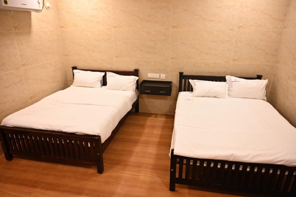 Deluxe Room | Desk, free WiFi