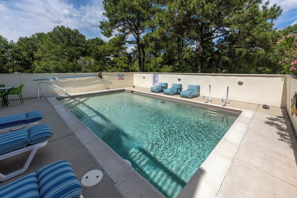 Private Pool: open mid-May to mid-Oct.