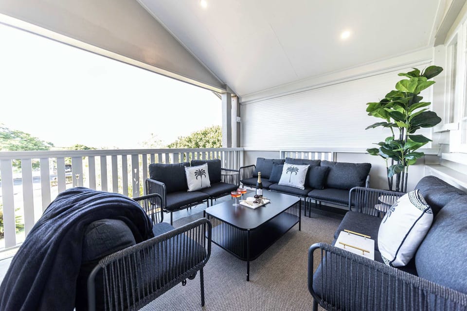 Lounge: Seating for 8