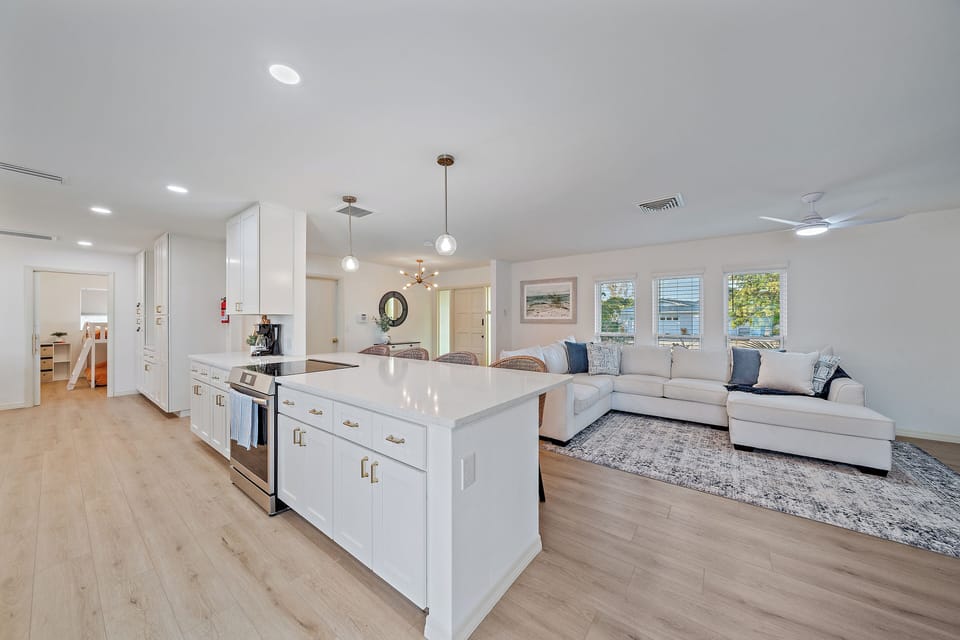This modern kitchen has everything that you need for living in luxury!