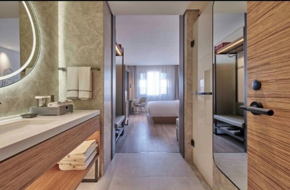 Superior Single Room | In-room safe, desk, blackout drapes, WiFi (free)