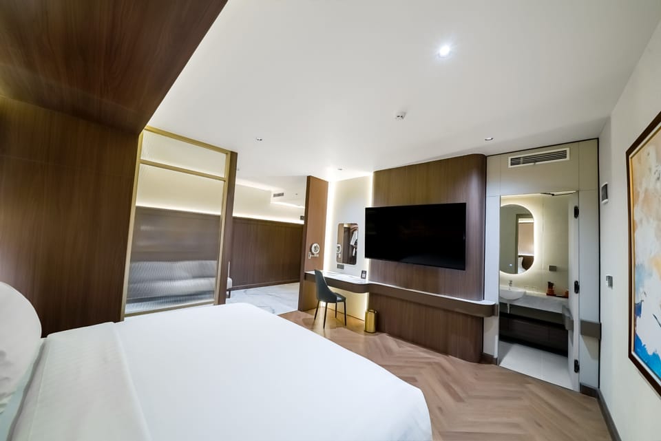 Suite Room | In-room safe, laptop workspace, free WiFi, bed sheets