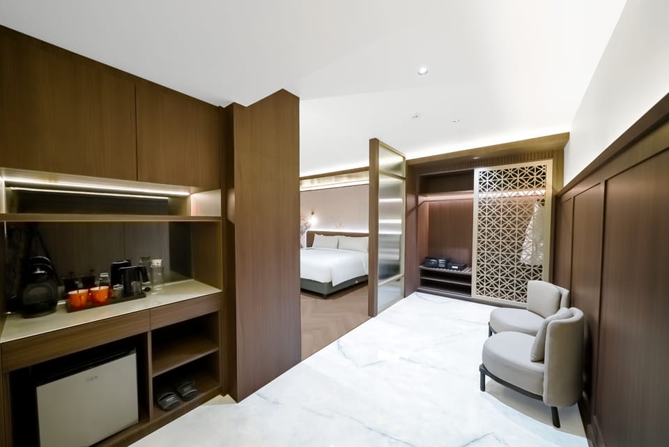 Suite Room | In-room safe, laptop workspace, free WiFi, bed sheets