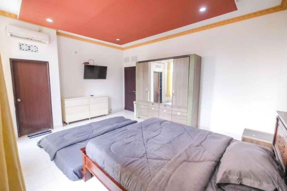 Suite | Desk, bed sheets