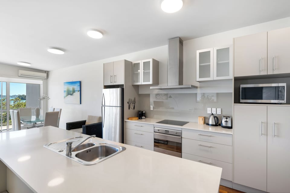 Deluxe Apartment, 3 Bedrooms, Balcony, Ocean View | Private kitchen