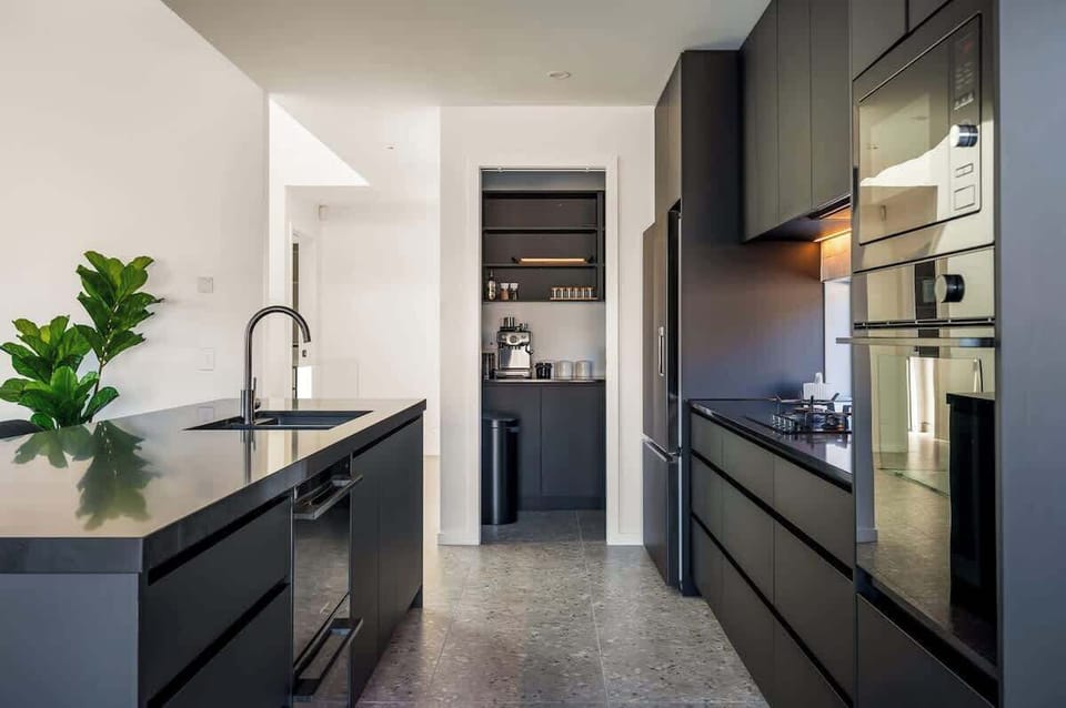 Modern Gourmet Kitchen – This brand-new kitchen is fully stocked with high-end appliances, cookware, and utensils, making it easy to prepare meals while enjoying breathtaking views of Queenstown’s mountains and lake.