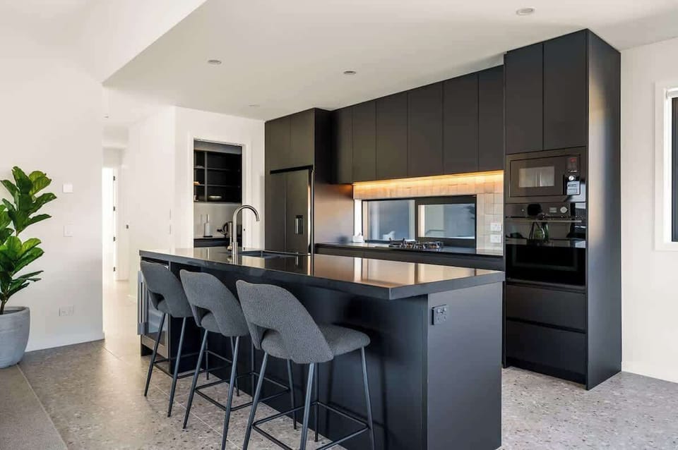 Kitchen with Stunning Views – Cook in style with panoramic scenery as your backdrop. The sleek, open-plan design ensures you stay connected to the living area while taking in the remarkable Queenstown vistas.