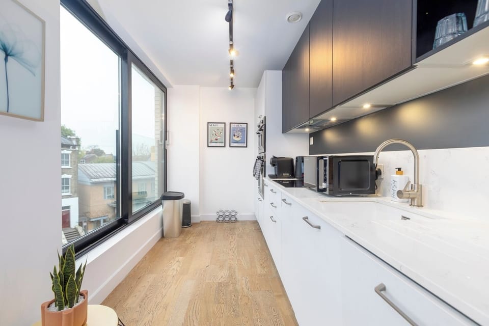 Fully equipped kitchen, Nespresso machine, kettle, toaster, microwave, 2 ovens and induction cooker