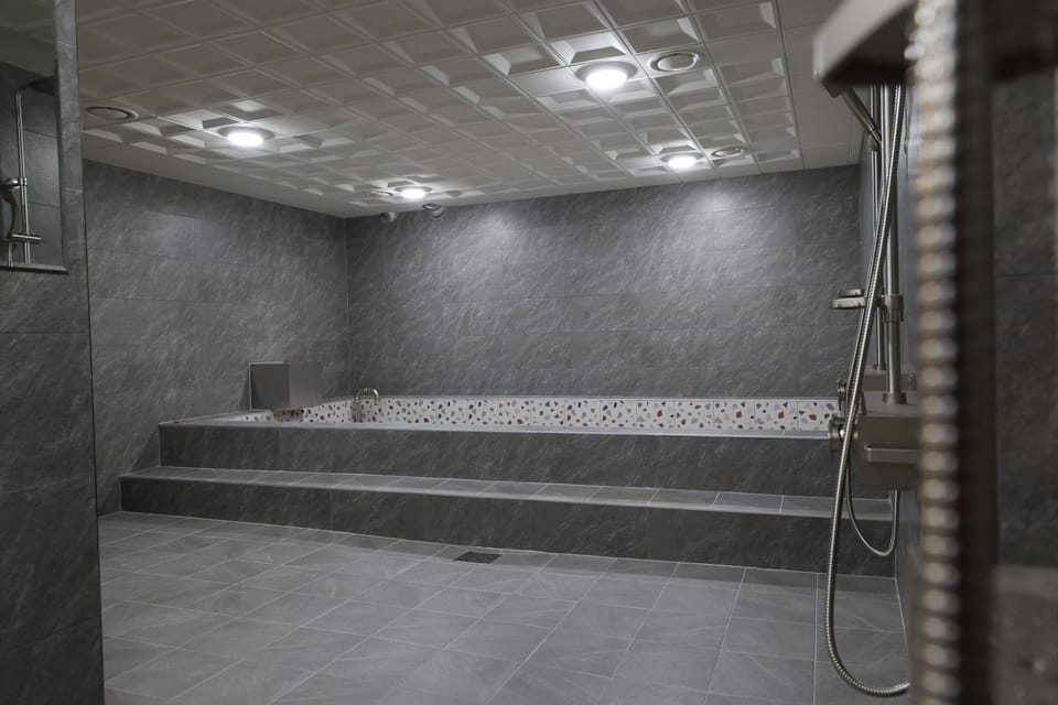 1 Bed in 4-Bed Female Dormitory - Upper Bed | Bathroom | Separate tub and shower, deep soaking tub, rainfall showerhead