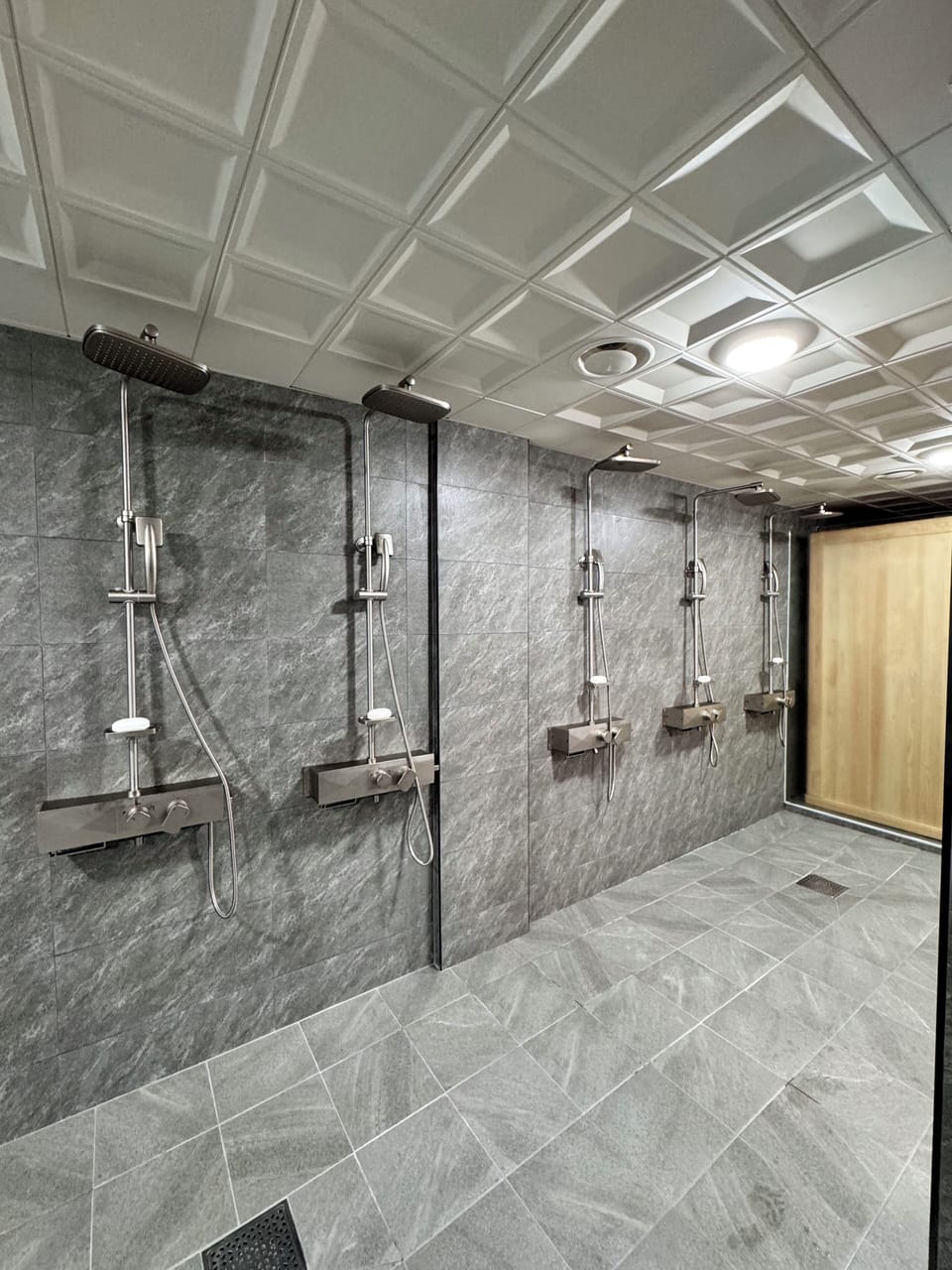 Separate tub and shower, deep soaking tub, rainfall showerhead, towels