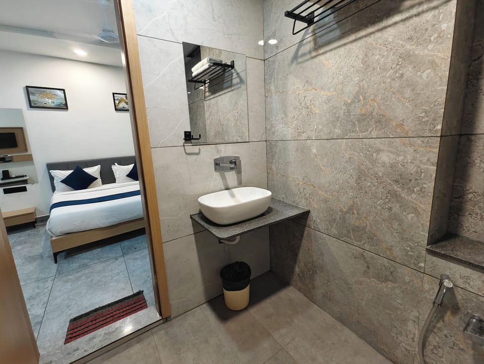 Deluxe Double Room | Bathroom | Towels, soap, shampoo, toilet paper