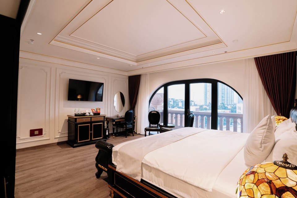Executive Double Room, City View | Hypo-allergenic bedding, individually decorated, desk, soundproofing