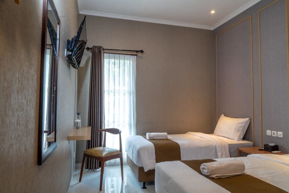 Deluxe Double or Twin Room, Garden View | Desk, free WiFi, bed sheets