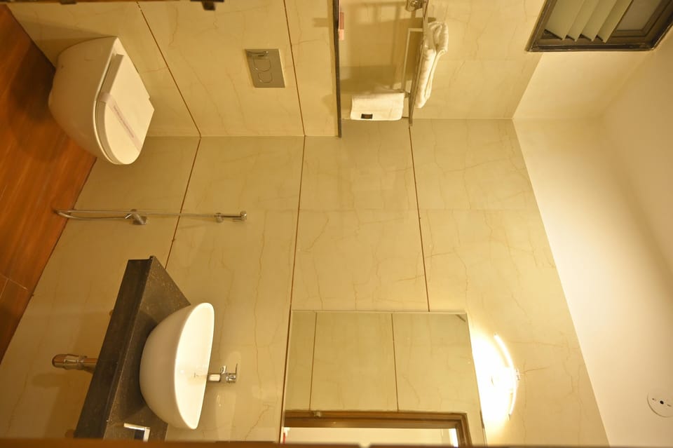 Deluxe Double Room | Bathroom | Shower, free toiletries, towels, soap