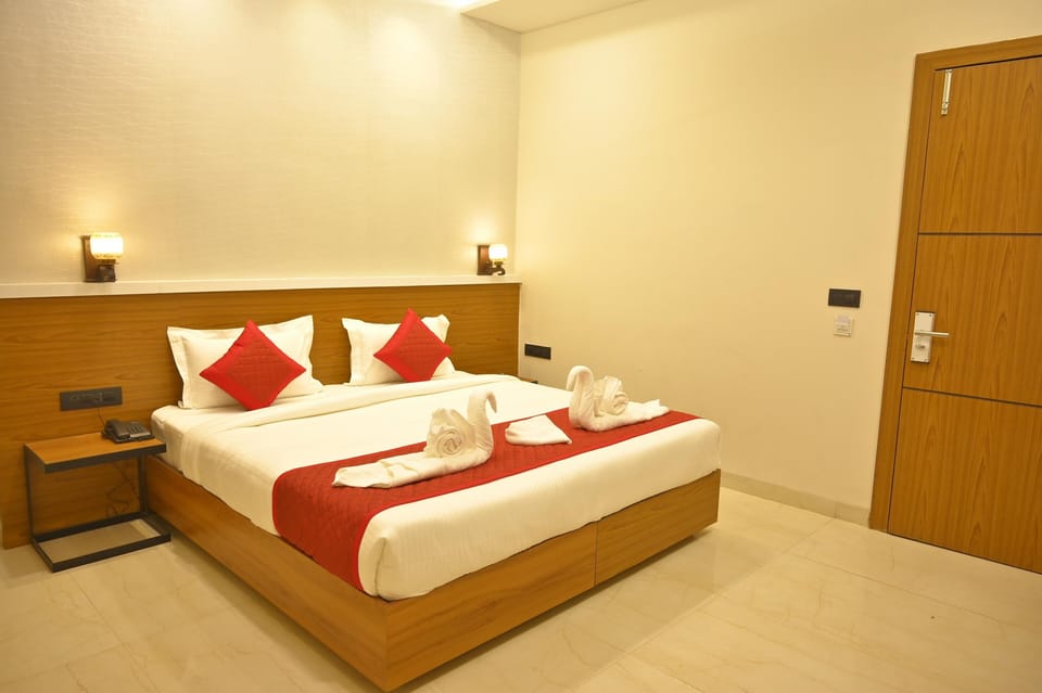 Deluxe Double Room | Bathroom | Shower, free toiletries, towels, soap