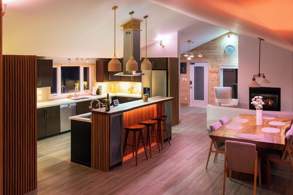 Cozy up in this open-concept living space bathed in warm Philips Hue lighting. Imagine preparing gourmet meals in this well-equipped kitchen while enjoying breathtaking views of Tobermory. The perfect setting for a relaxing getaway.