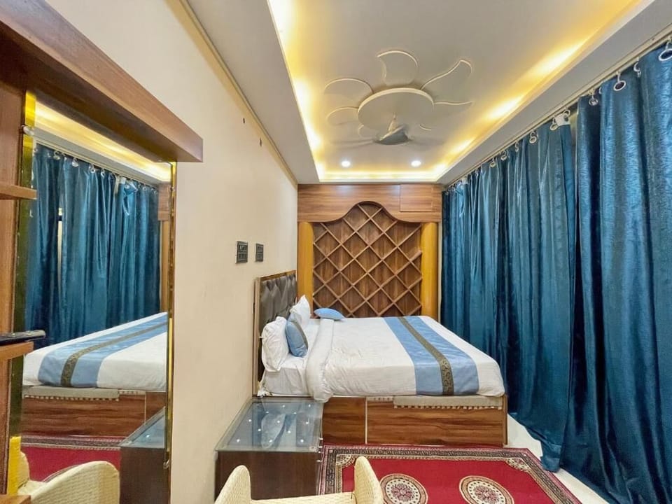Deluxe Triple Room | Desk, laptop workspace, soundproofing, free WiFi