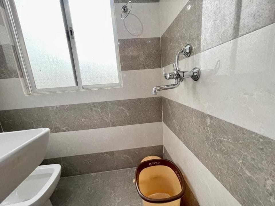 Deluxe Room | Bathroom | Shower, rainfall showerhead, towels, soap