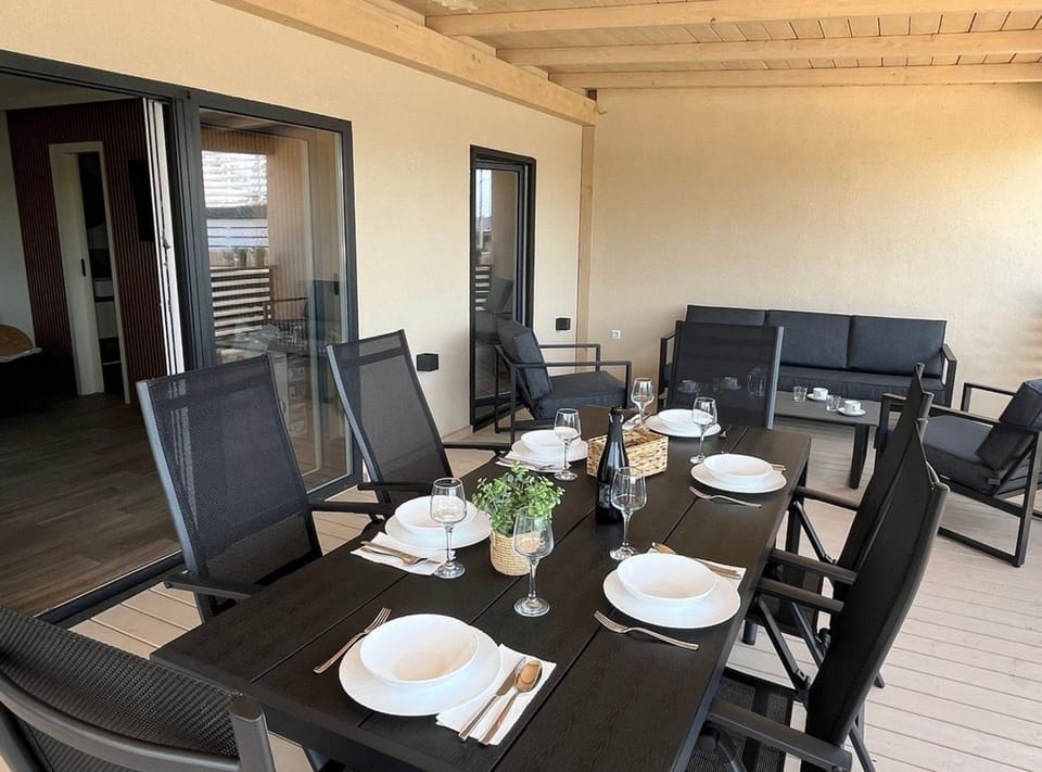 Mobile Home (Two Bedroom Mobile Home with Terrace ) | Dining room