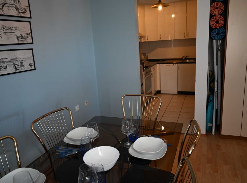 Apartment (One Bedroom Apartment) | Dining room
