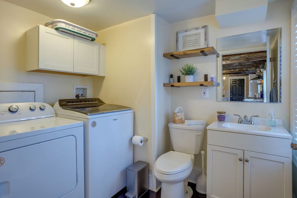 Walk to Beach: Historical Fredericksburg Home Cottage in Fredericksburg