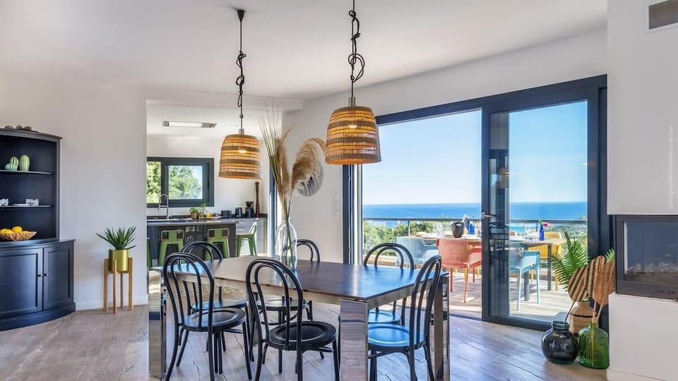 dining room opening onto the terrace with sea view