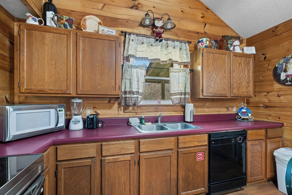 Fully equipped kitchen: Dinner/Silver/Bake/Cook-ware provided