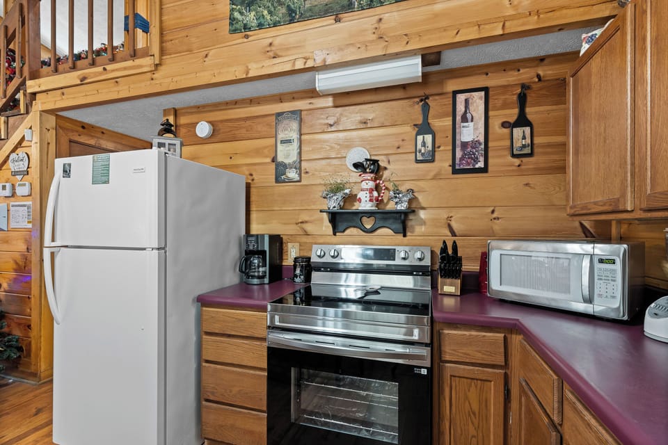 Fully equipped kitchen: Dinner/Silver/Bake/Cook-ware provided