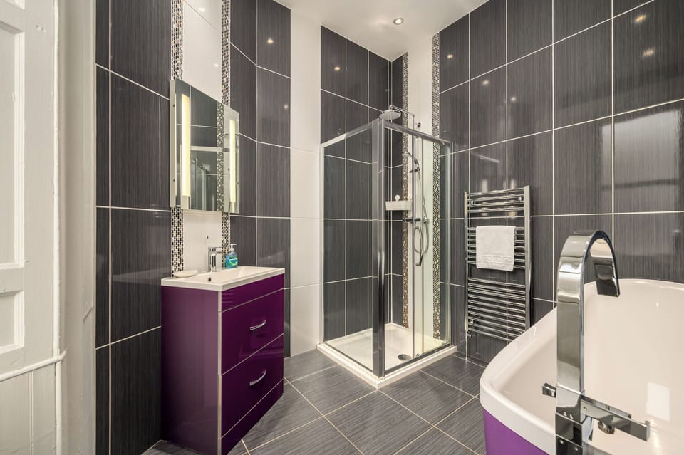 Luxury Double Room | Bathroom | Hair dryer, towels, soap, shampoo