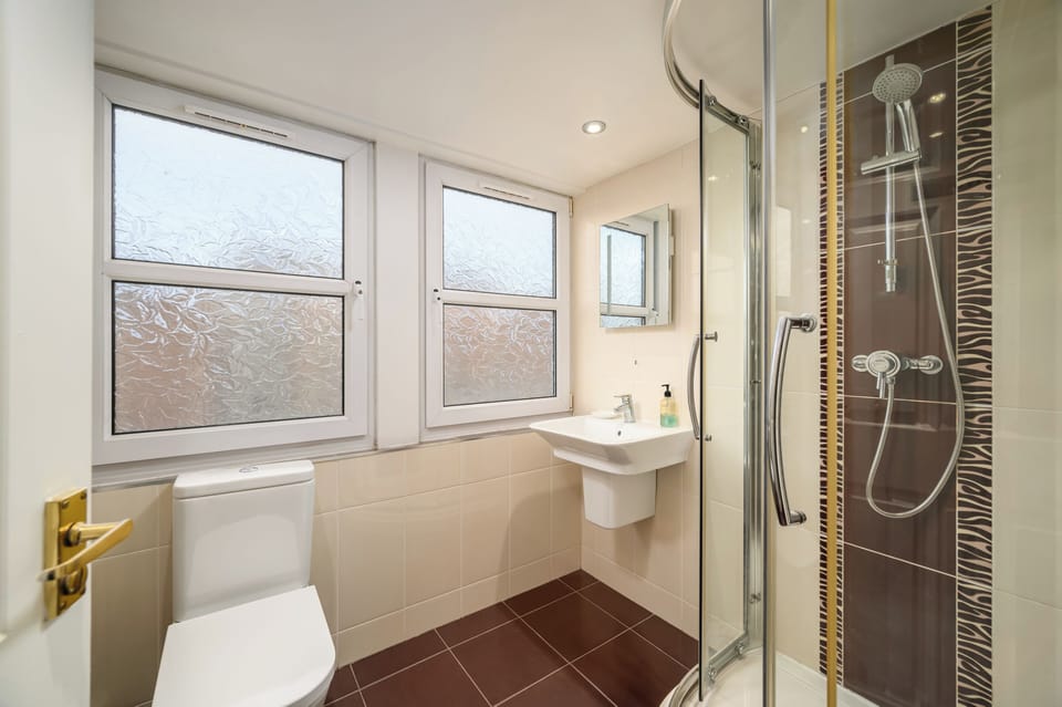 Standard Double Room | Bathroom | Hair dryer, towels, soap, shampoo