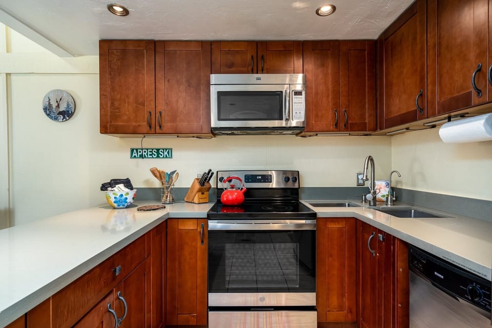 Condo, 2 Bedrooms | Private kitchen | Fridge, oven, coffee/tea maker, toaster