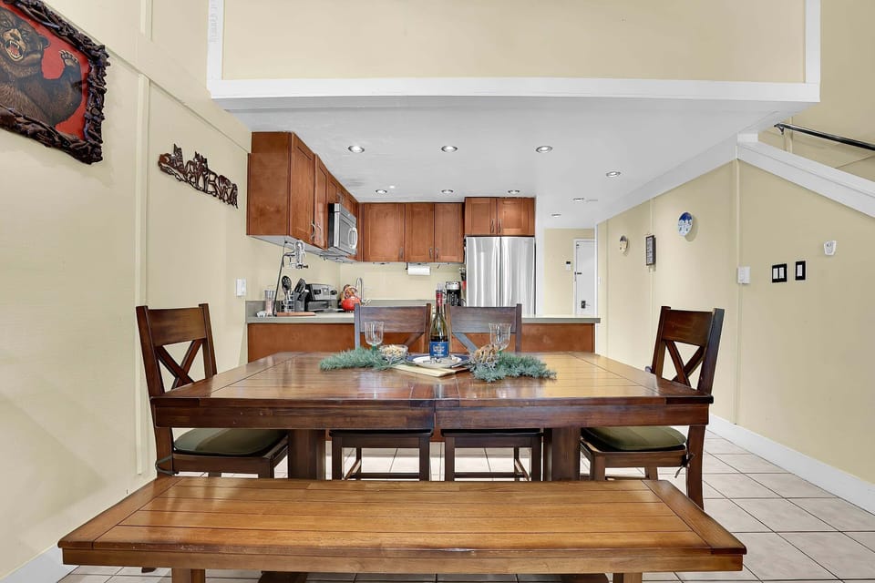 Condo, 2 Bedrooms | Dining