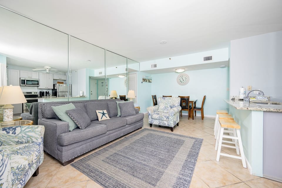Condo, 2 Bedrooms | Living area