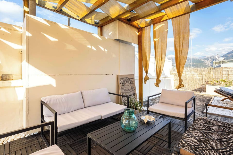 Outdoor Seating Area Beneath a Shaded Pergola – Ideal for Meals or Morning Coffee

