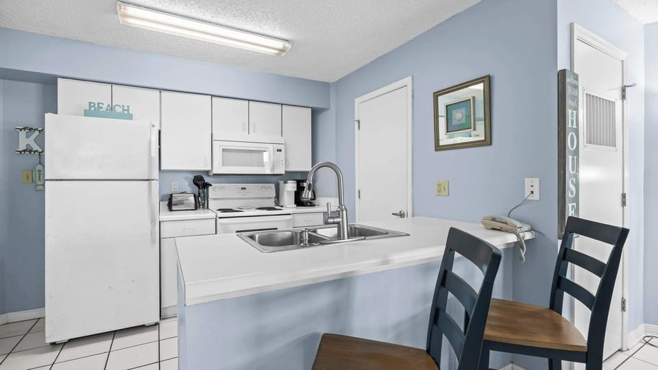 Breakfast bar with seating for 2