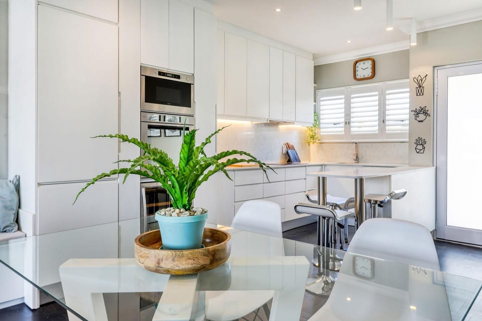 Backup-Powered Elegant Promenade Retreat 12