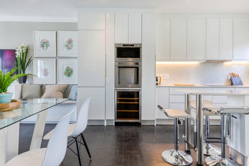 Backup-Powered Elegant Promenade Retreat 13
