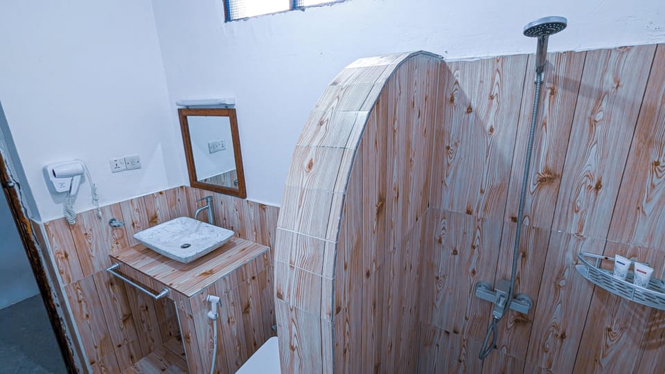 Deluxe Double Room, Balcony, Garden View | Bathroom | Shower, free toiletries, towels, soap